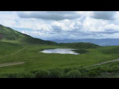 初夏限定の絶景スポット　満水状態の草千里ヶ浜の水溜まり中岳第1火口・第4火口