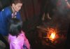少女が59日間火を守り続ける霜神社火焚き神事