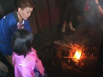 少女が59日間火を守り続ける霜神社火焚き神事